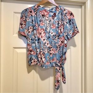 NWOT Willow & Clay Blue Pink Floral Summer Blouse Size Medium